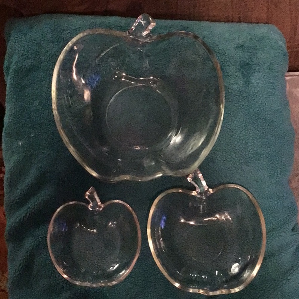 SET OF 3 GLASS FRUIT BOWLS.